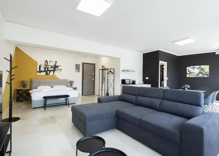 Hip And Fun Apt A