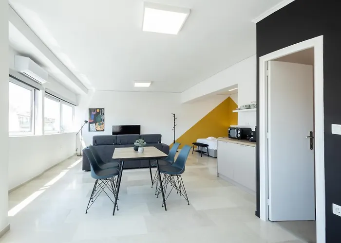Hip And Fun Apt A