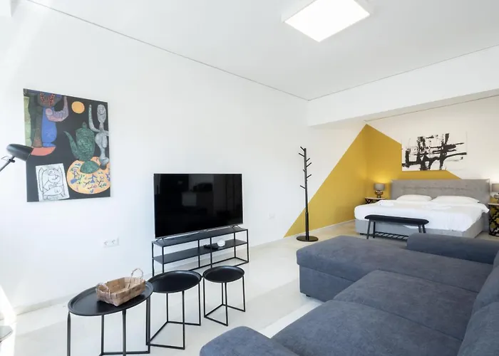 Hip And Fun Apt A